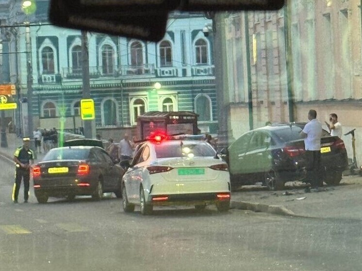 Легковушки вылетели на тротуар после ДТП на ултице Ленина в центре Рязани