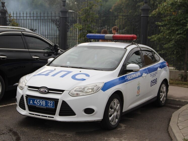 В Горном Алтае легковой автомобиль съехал с дороги и перевернулся