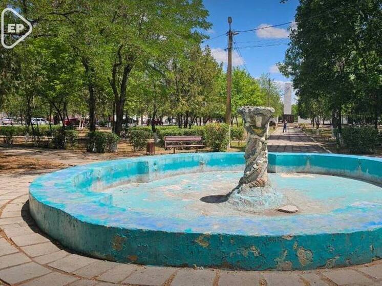 В поселке Новотроицкое заменят старый фонтан в парке