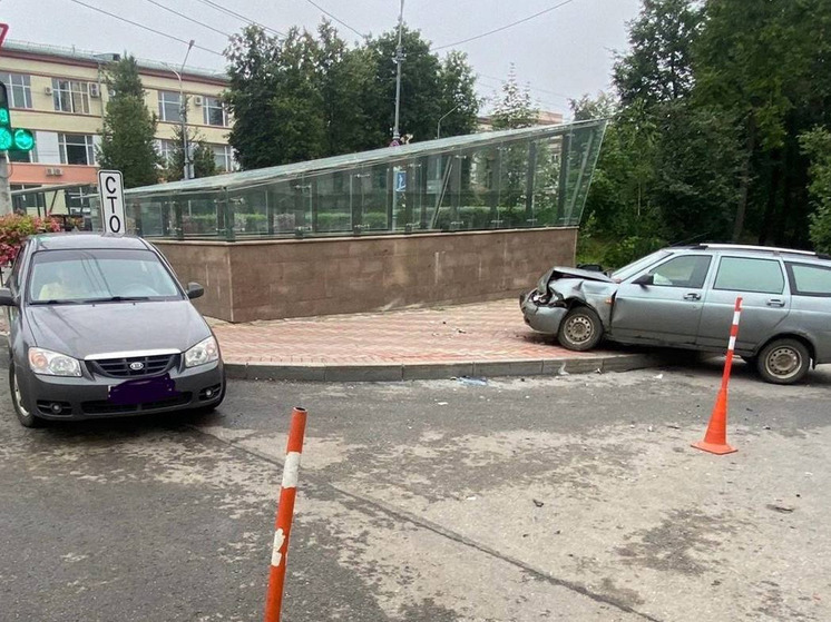 В Великом Новгороде пьяный водитель «Лады» отправил женщину в больницу