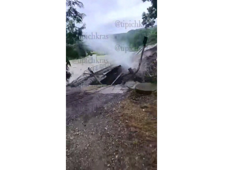 В посёлке Лермонтово потоки воды снесли мост