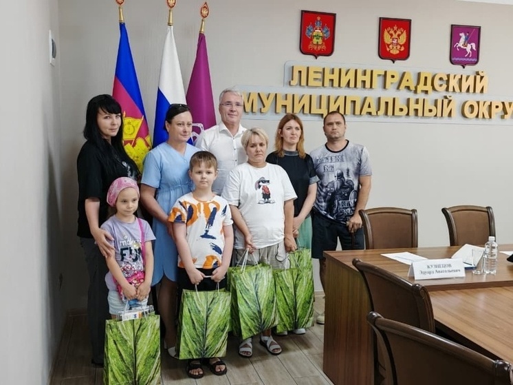 Депутат Госдумы Эдуард Кузнецов помог семьям участников СВО из Ленинградского района собрать детей в школу