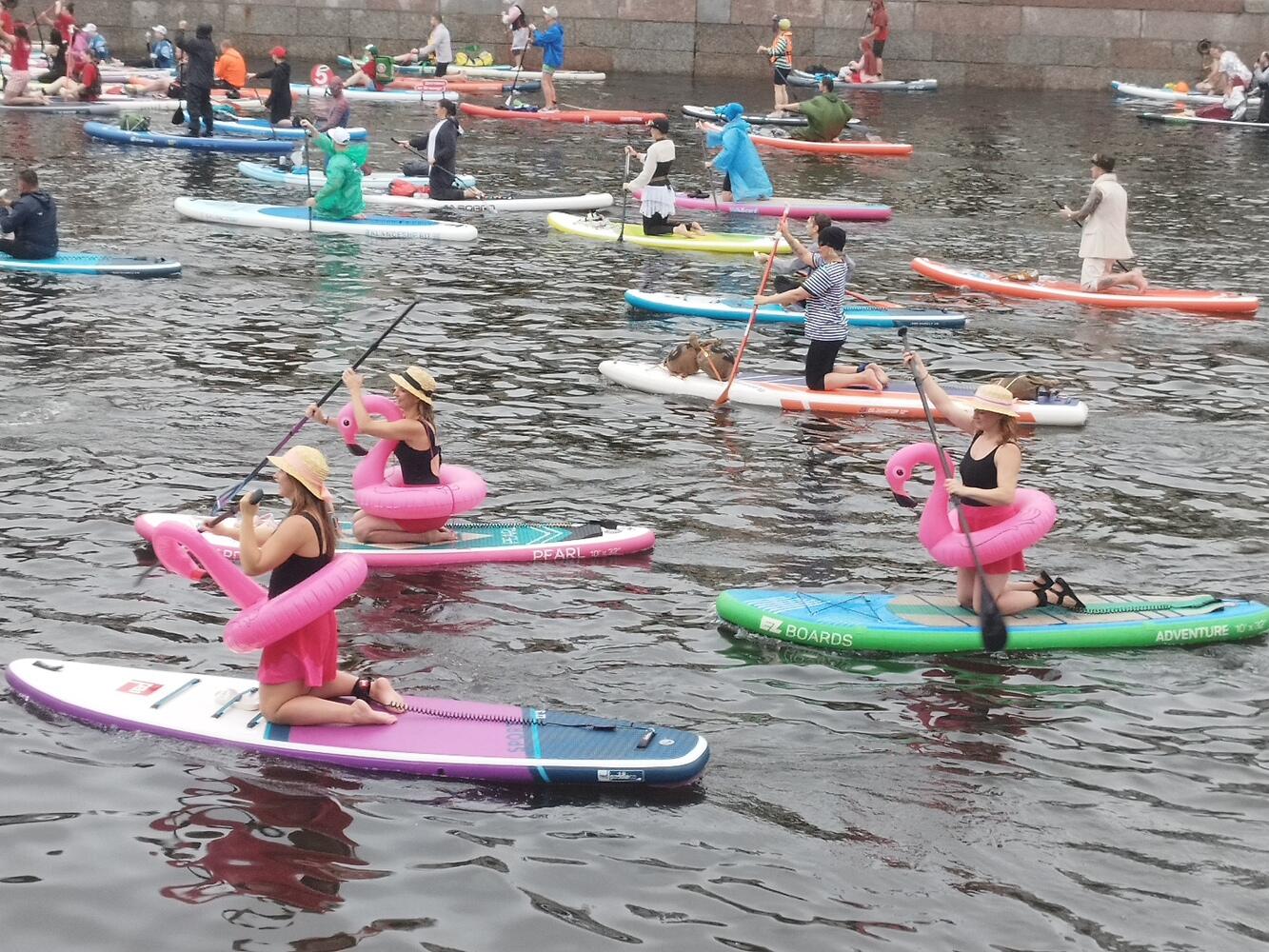 Сапбордисты в костюмах на фестивале в Петербурге