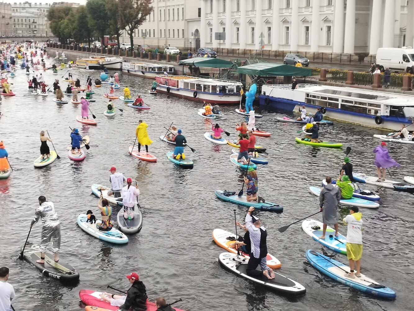 Забавные костюмы на сапбордах