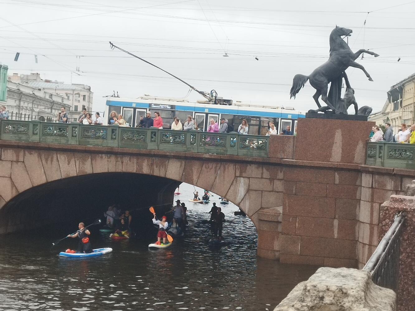 Массовый заплыв сапбордистов