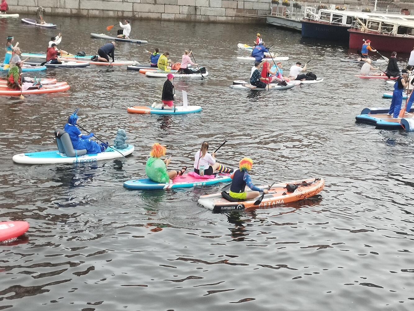 Красочный парад сапбордистов