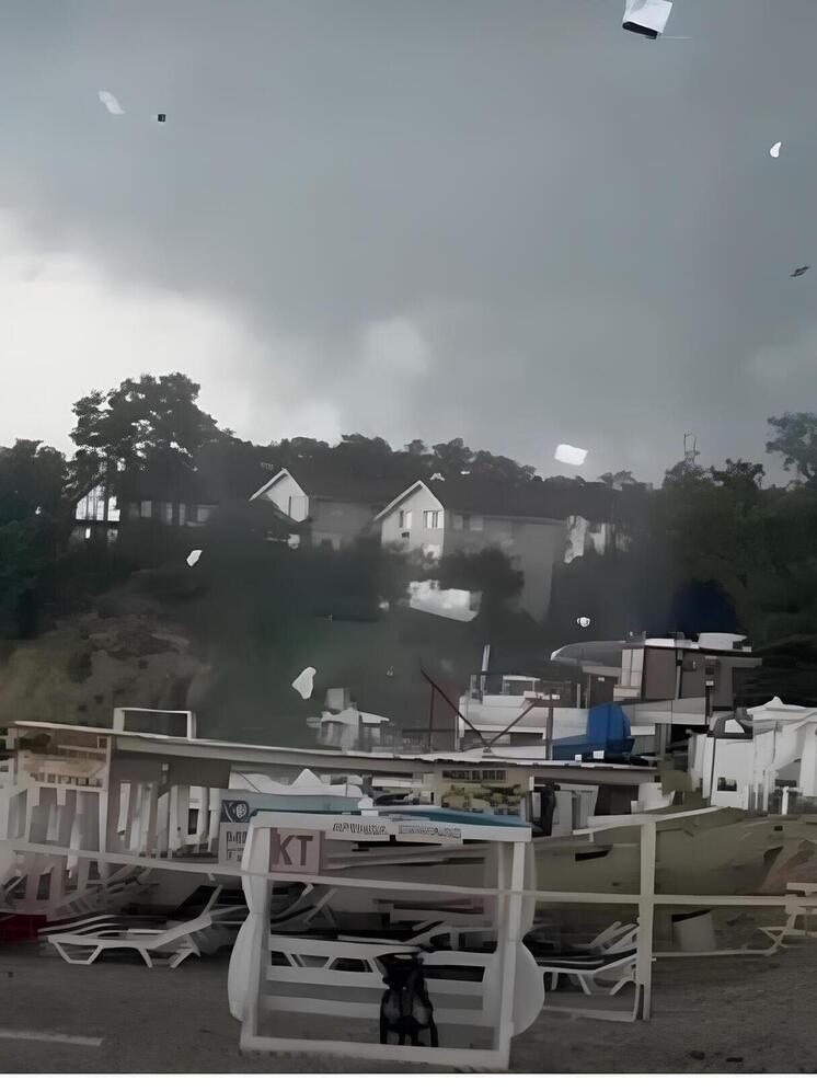 Смерч обрушился на пляж в Краснодарском крае