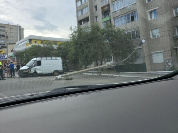 «ГАЗель» врезалась в две машины и столб в Чите