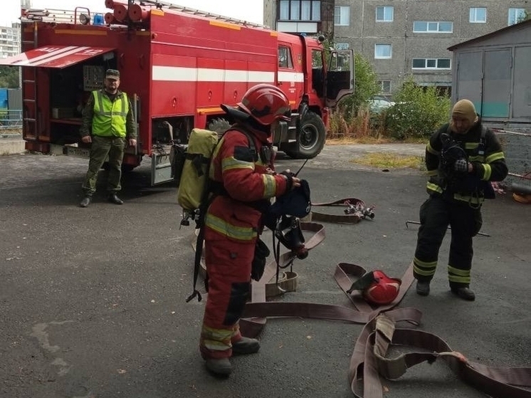 Пожарные спасли человека из горящей квартиры в Ковдоре