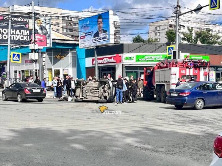 Новосибирцы помогли перевернувшемуся водителю в Октябрьском районе