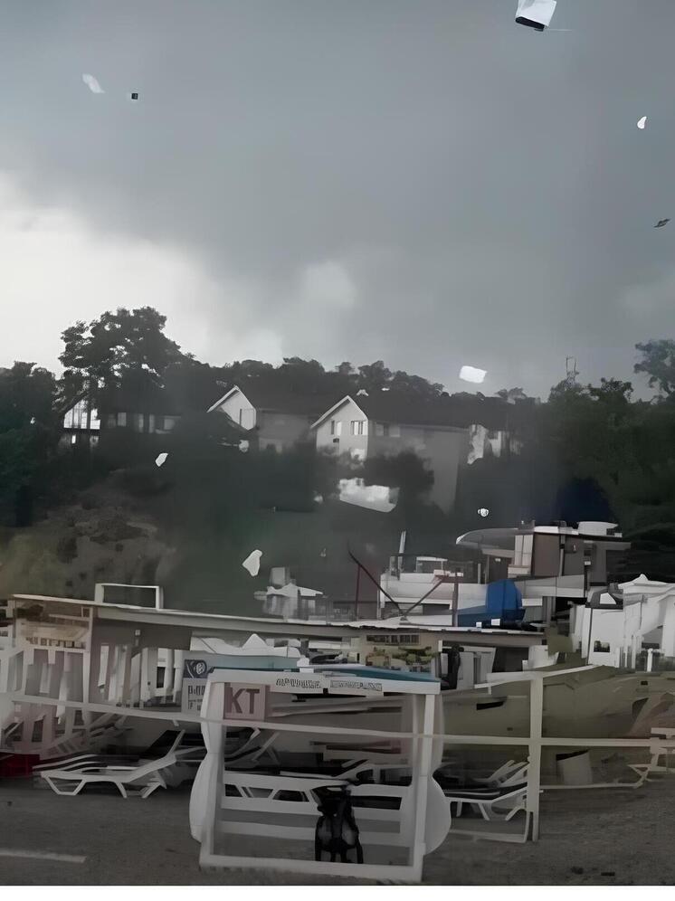 В Краснодарском крае туристы оказались в сложном положении из-за смерча