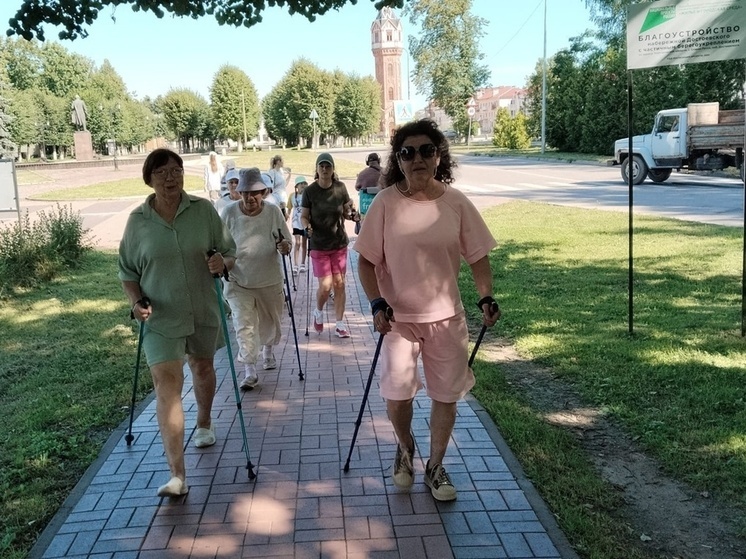 Жители Старой Руссы вышли на скандинавскую ходьбу