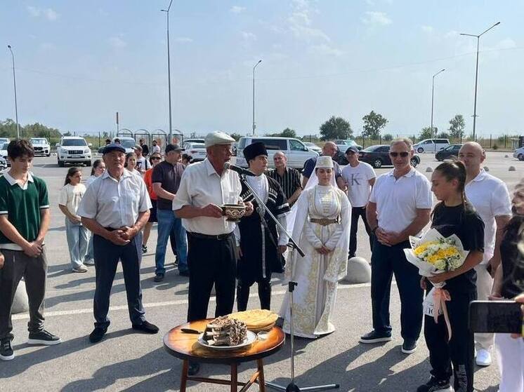 Спортивная общественность Осетии торжественно встретила призера первенства мира по женской борьбе