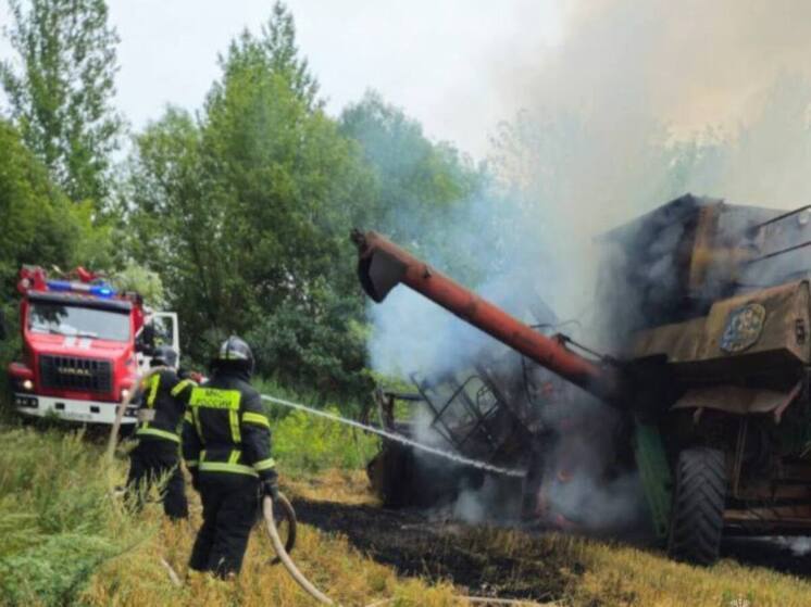 В Мантуровском районе во время сельхозработ сгорел комбайн