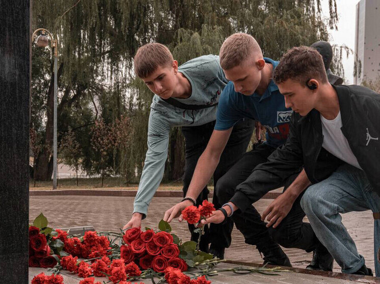 Молодежь ДНР почтила память легендарной Ольги Качуры в день ее гибели