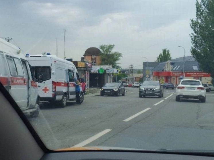 В Ростове на Мечникова грузовик снес автобусную остановку