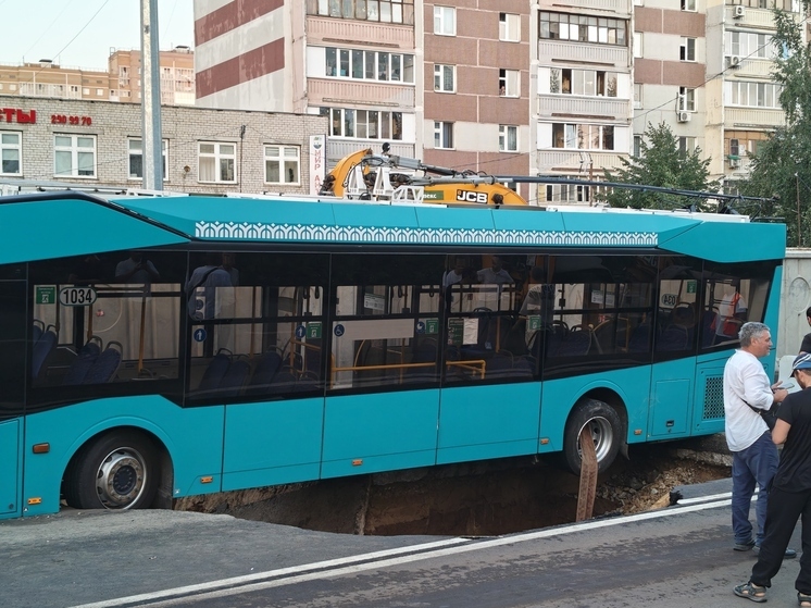 В Казани под троллейбусом обрушился асфальт и образования огромный провал