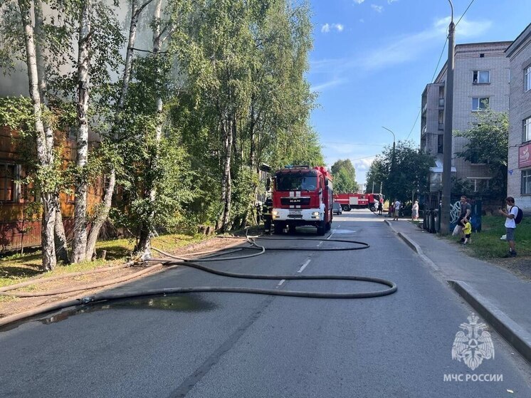 В Архангельске горел двухэтажный нежилой дом