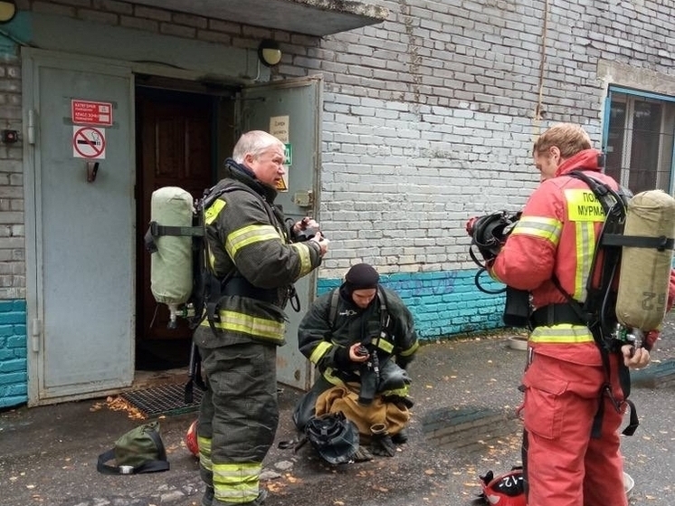 Пожарные спасли шесть человек из горящего жилого дома в Апатитах