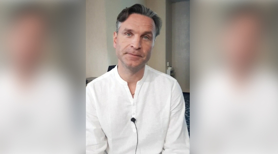 Виктор Добронравов рассказал, о чем его спрашивает отец при встрече: видео 