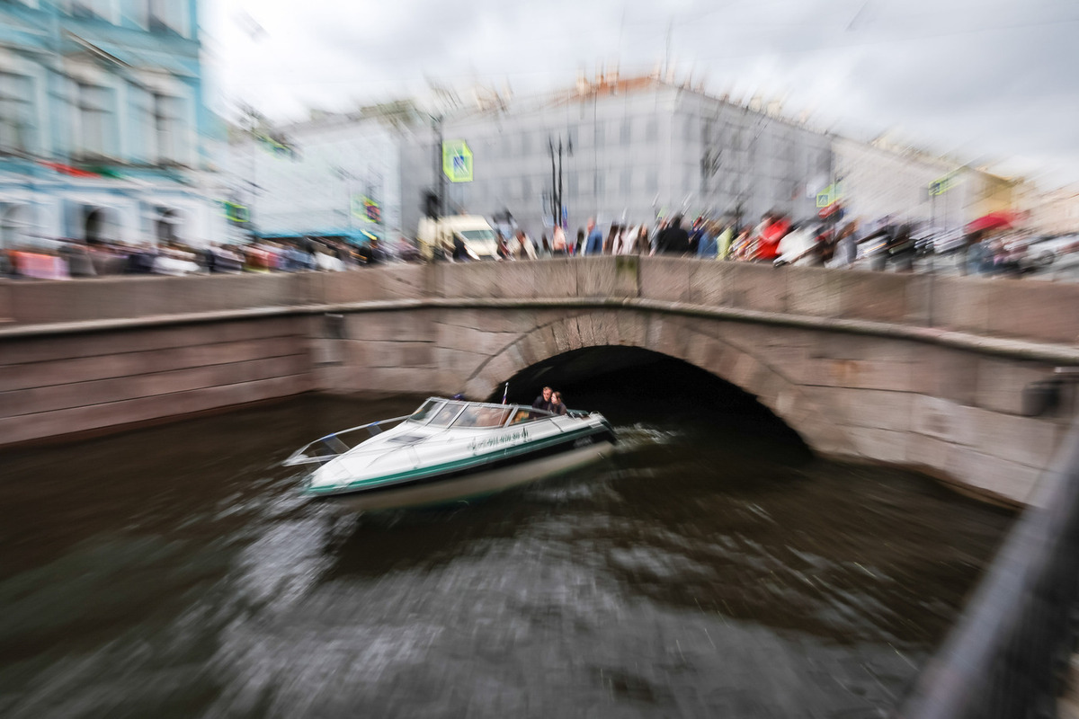 Два судна столкнулись у Яхтенного моста в Петербурге // Катер перевернулся после столкновения с судном в Петербурге
