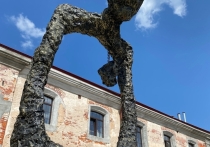 Что связывает заключенных, советских ударников и маргинальных личностей? Здание, где в разные временные промежутки все они жили