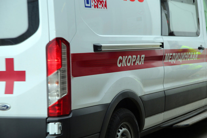 Два человека погибли после наезда грузового поезда на автобус в Ленобласти