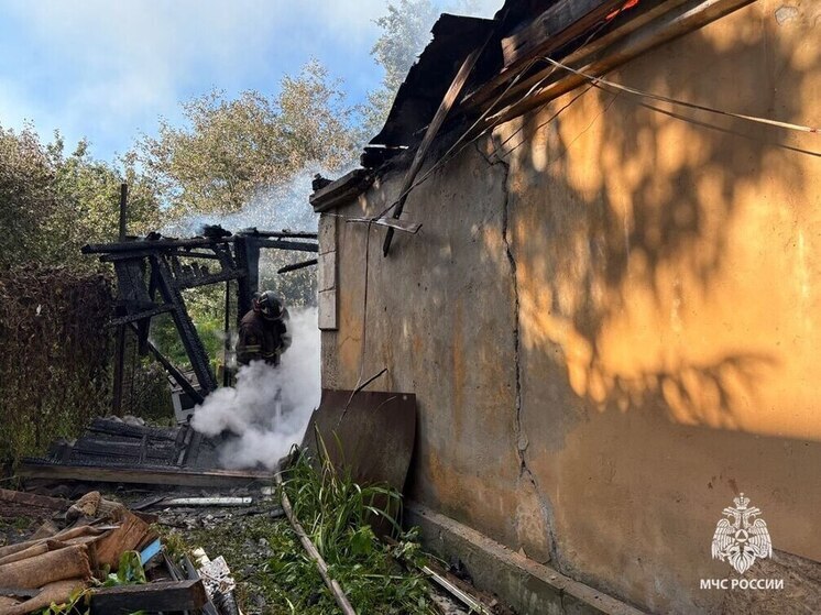 В Чернском районе пожарные потушили заброшенное здание