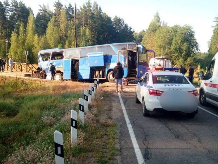 В Лодейнопольском районе поезд столкнулся с автобусом: 1 погиб, 16 пострадали