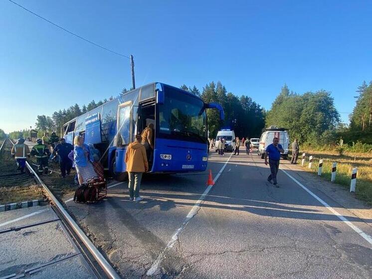 В полиции возбудили уголовное дело после ДТП с поездом и автобусом в Ленобласти