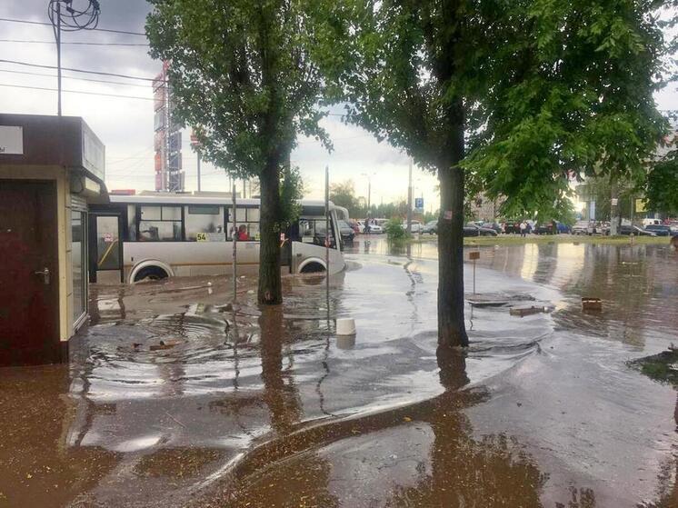 Улицы Воронежа вновь затопило во время ливня