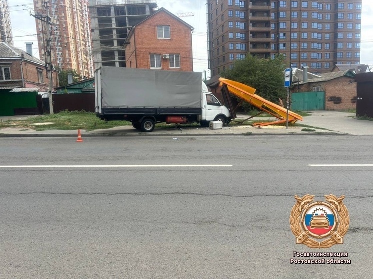 В Ростове грузовик без водителя снес остановку с пешеходом на Мечникова