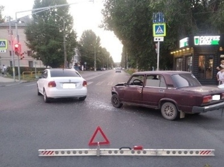 15-летнюю девушку госпитализировали после столкновения двух авто в Тольятти