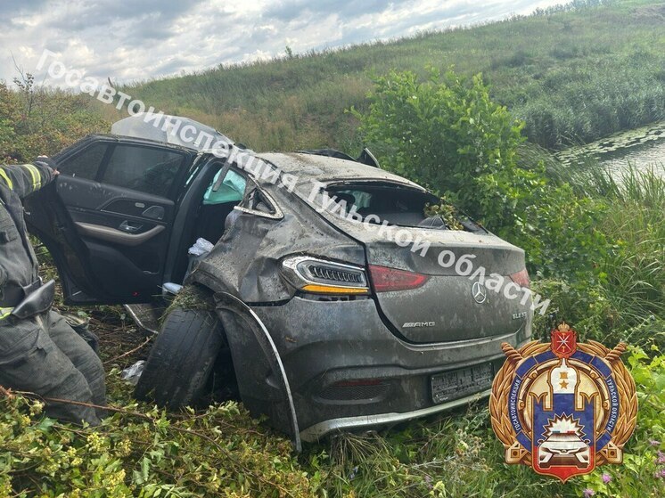 На трассе в Тульской области «Мерседес» врезался в ограждение