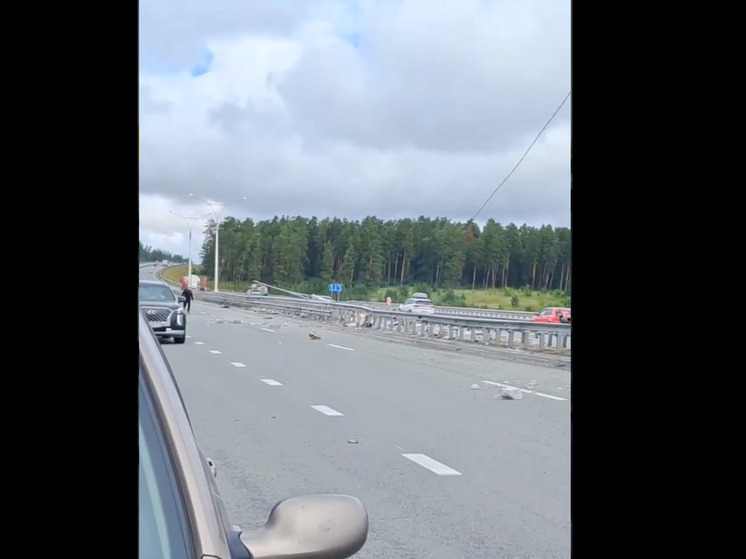 Взорвавшееся на алтайской трассе колесо грузовика снесло опору ЛЭП