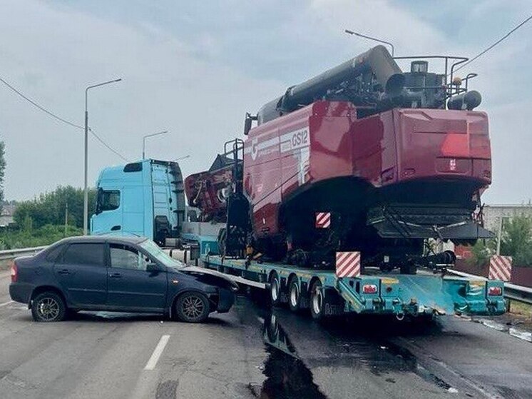 Легковушка небезопасно обогнала грузовик под Воронежем