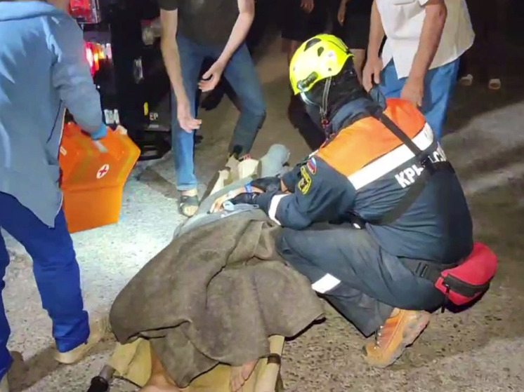 Под Судаком автомобиль опрокинулся и упал в 75-метровую балку