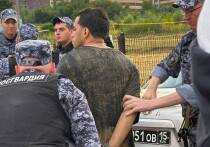 Толпа отдыхающих кубинцев напала с ножами на спасателей на Дзержинском карьере в подмосковных Люберцах вечером 3 августа