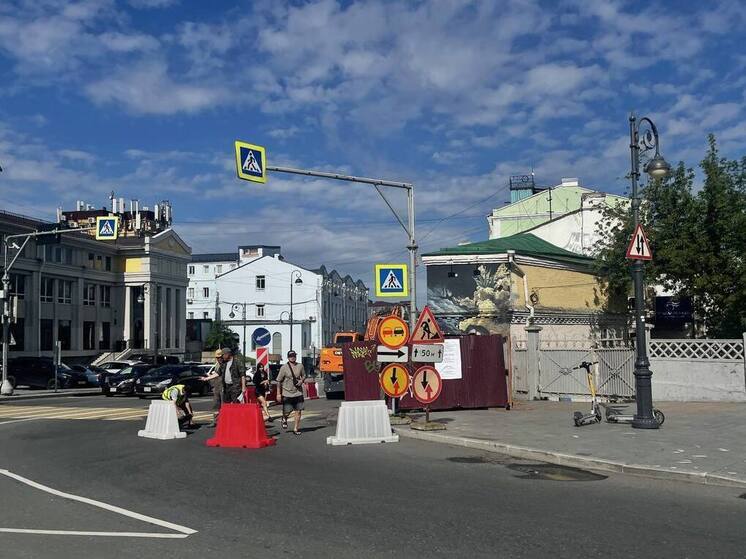 На Семеновской во Владивостоке перекрыли тротуар и полосу из-за раскопок