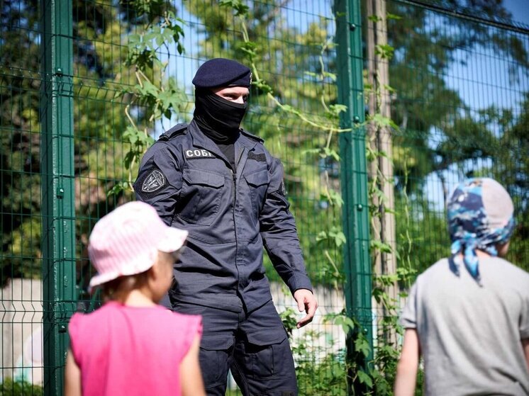 Росгвардейцы побывали в детском социальном центре в ДНР