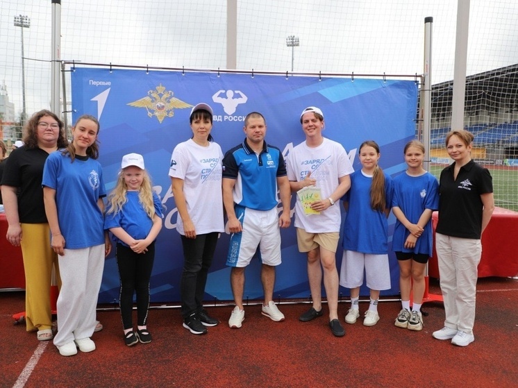 Важное с полезным: многократный призер кубков Мира и Европы Сергей Фомин провел "Зарядку со стражем порядка!" в Пскове