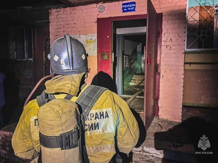 В Омске вспыхнул пожар: из дома эвакуировали более 30 человек