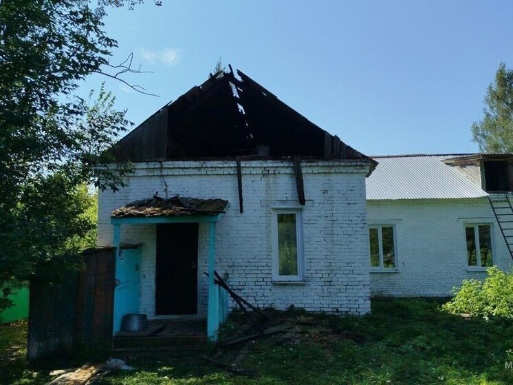 В деревне Марий Эл сторожа и пожарные спасли школу от огня