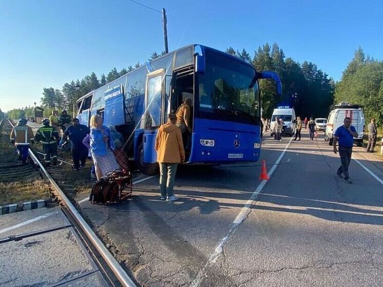 МВД возбудило дело после столкновения туравтобуса и поезда в Ленобласти