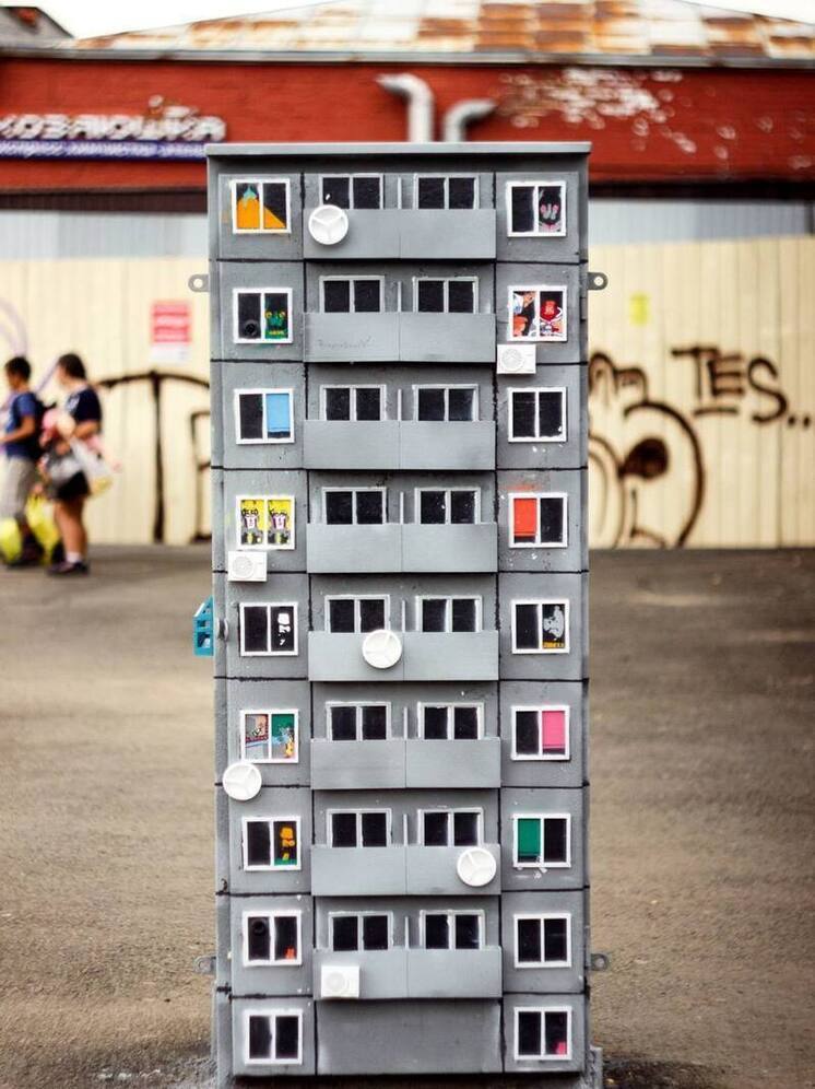 Миниатюрная панелька с героями мемов и мультфильмов украсила улицу Иркутска