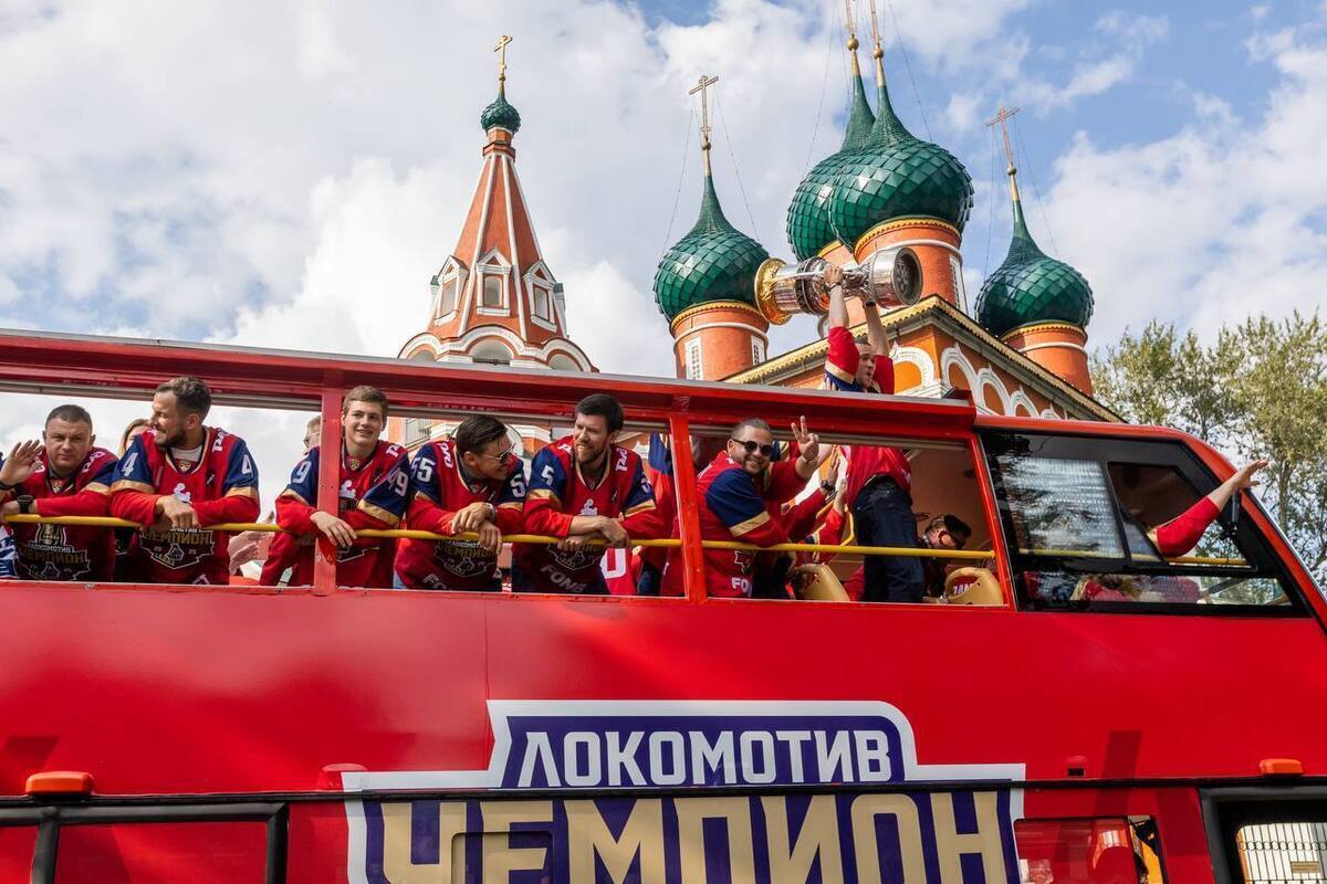 Чемпионский парад ярославского клуба прошел без Игоря Никитина и не вызвал ярких эмоций у болельщиков, оставив много негативных откликов