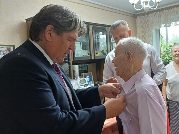 Ветерану Виктору Бондарю вручили знак «Почётный гражданин Орла»