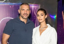 31-летняя актриса, певица и модель Анастасия Шубская побывала на дне рождения сестры Марии Нахапетовой. Супруга хоккеиста Александра Овечкина и две ее старшие сестры по матери, ныне покойной актрисе Вере Глаголевой, провели вечер в одном из московских ресторанов.