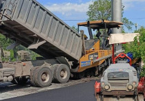 Сегодня во второй половине дня дорожная техника приступила к укладке асфальта на площади Обелиска Славы