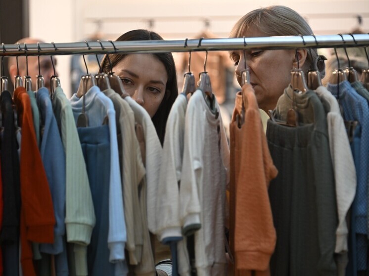 Эксперты СИН посоветовали не тратить деньги на дорогие футболки и топы